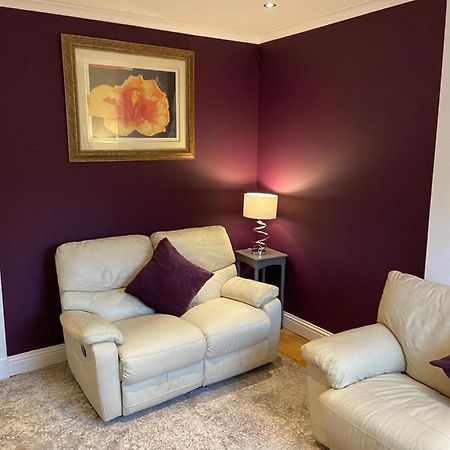 Cheerful One Bedroom Cottage With Parking Space. กลาสโกว์ ภายนอก รูปภาพ