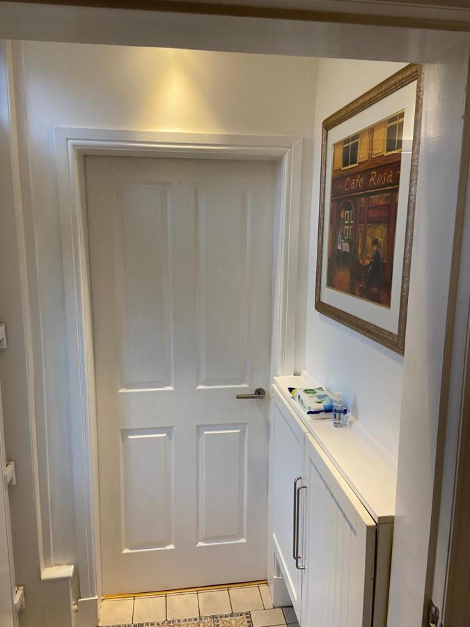 Cheerful One Bedroom Cottage With Parking Space. กลาสโกว์ ภายนอก รูปภาพ