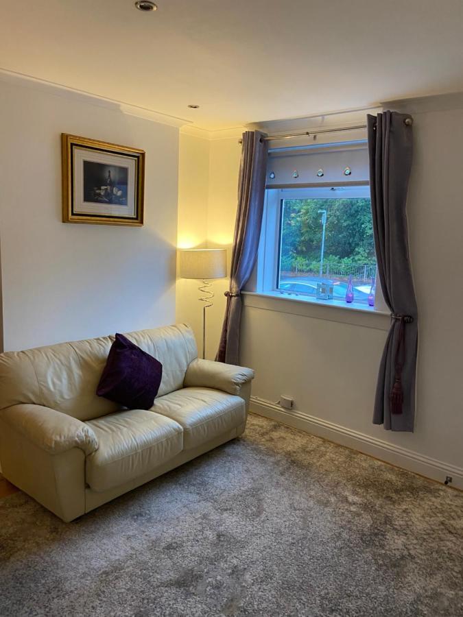 Cheerful One Bedroom Cottage With Parking Space. กลาสโกว์ ภายนอก รูปภาพ