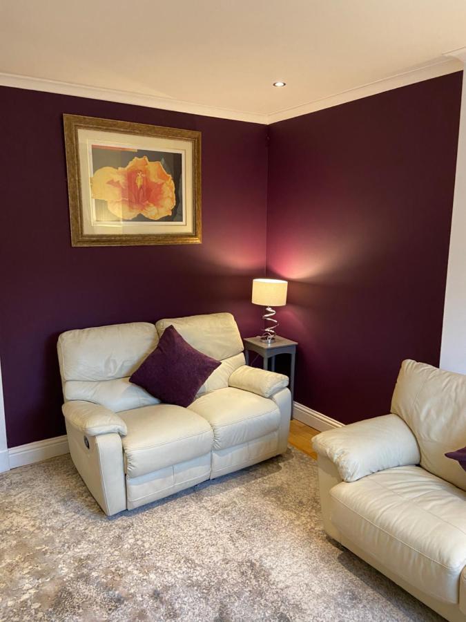Cheerful One Bedroom Cottage With Parking Space. กลาสโกว์ ภายนอก รูปภาพ