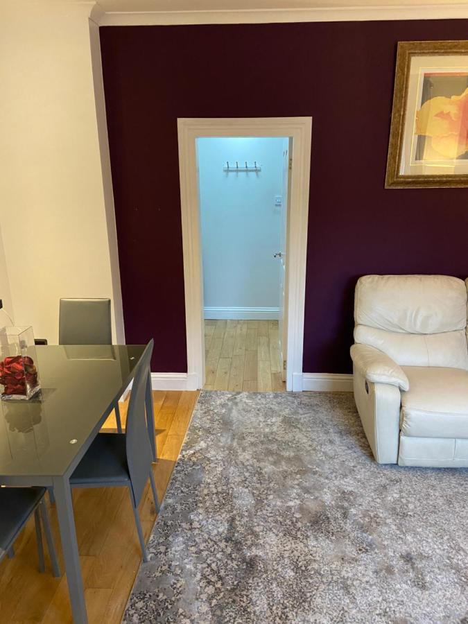 Cheerful One Bedroom Cottage With Parking Space. กลาสโกว์ ภายนอก รูปภาพ
